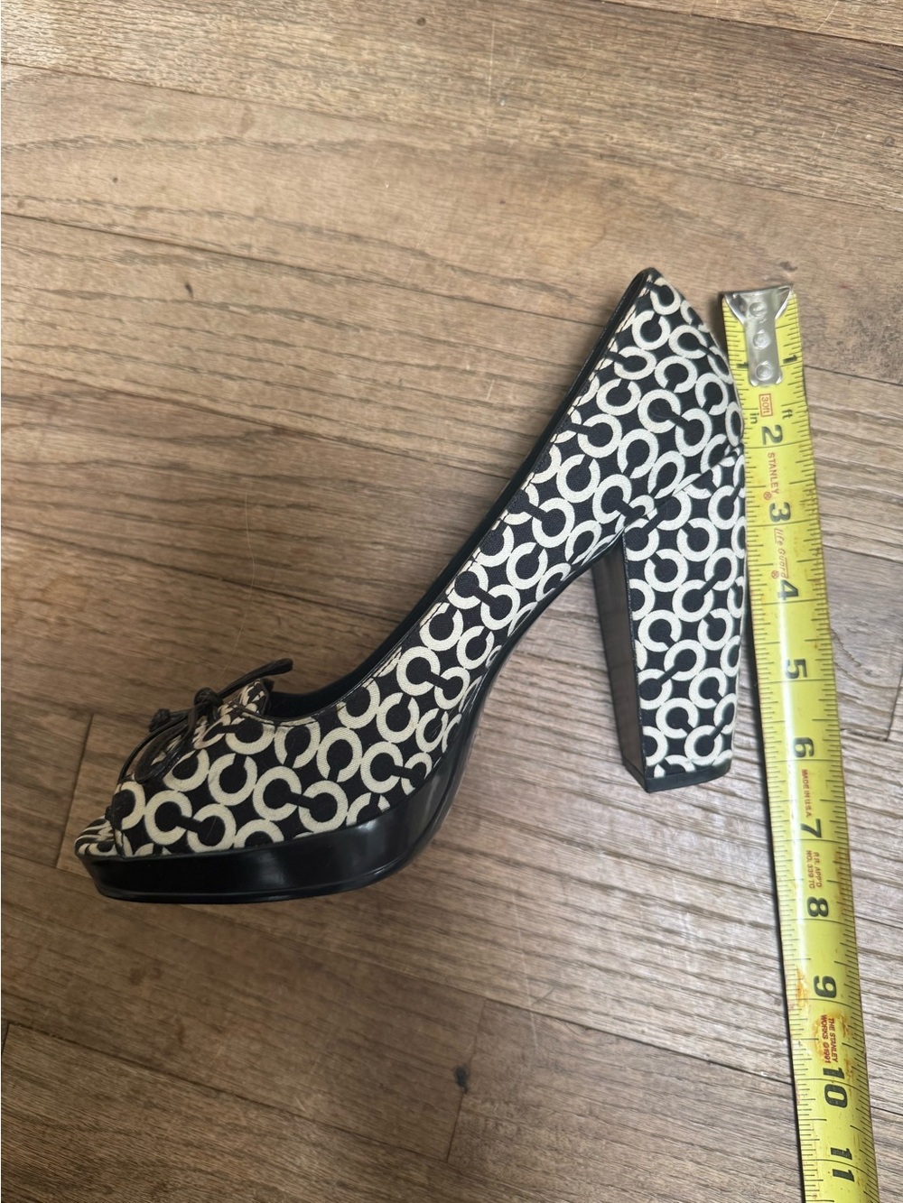 Never Used Coach Black & Cream Signature Logo Peep-Toe Heels. Women’s 6.5 - Picture 4 of 4